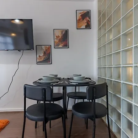 Centre Chic With 3 Bedrooms Apartment *