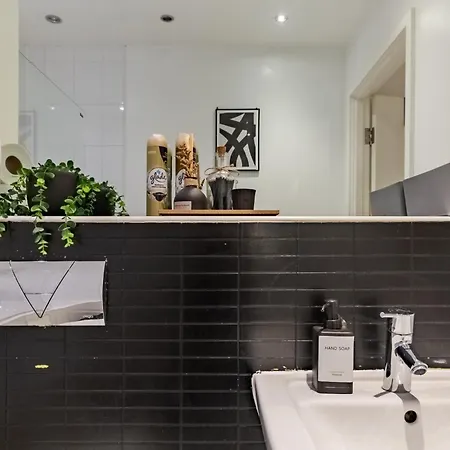 Centre Chic With 3 Bedrooms Apartment