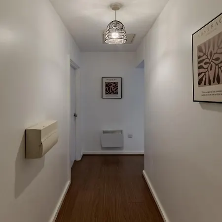 Centre Chic With 3 Bedrooms *