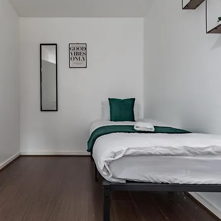 Apartment Centre Chic With 3 Bedrooms