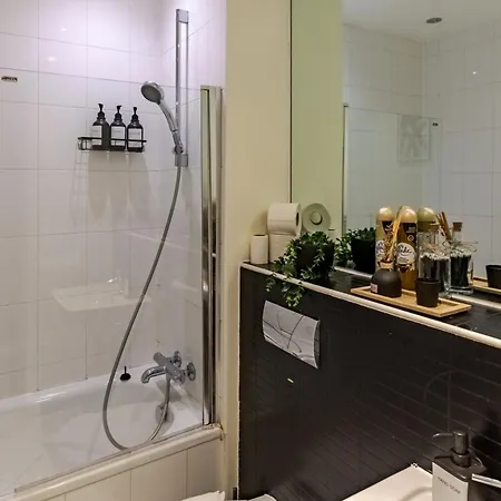 Apartment Centre Chic With 3 Bedrooms *