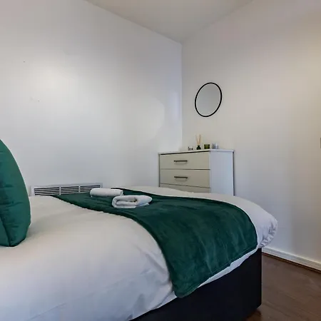 Centre Chic With 3 Bedrooms Birmingham