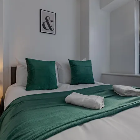 Centre Chic With 3 Bedrooms Apartment