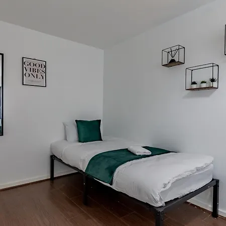 Apartment Centre Chic With 3 Bedrooms *