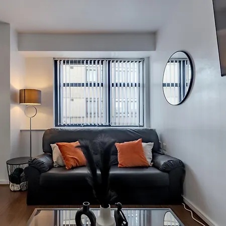 Centre Chic With 3 Bedrooms Apartment *