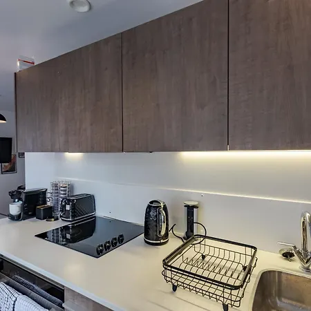 Centre Chic With 3 Bedrooms *
