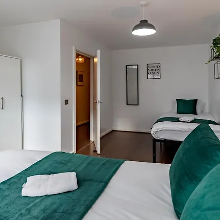 Centre Chic With 3 Bedrooms Apartment Birmingham