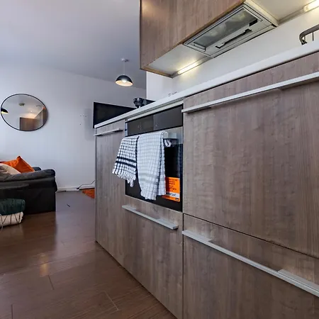 Centre Chic With 3 Bedrooms *